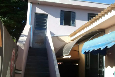 Sobrado com 5 dormitórios.