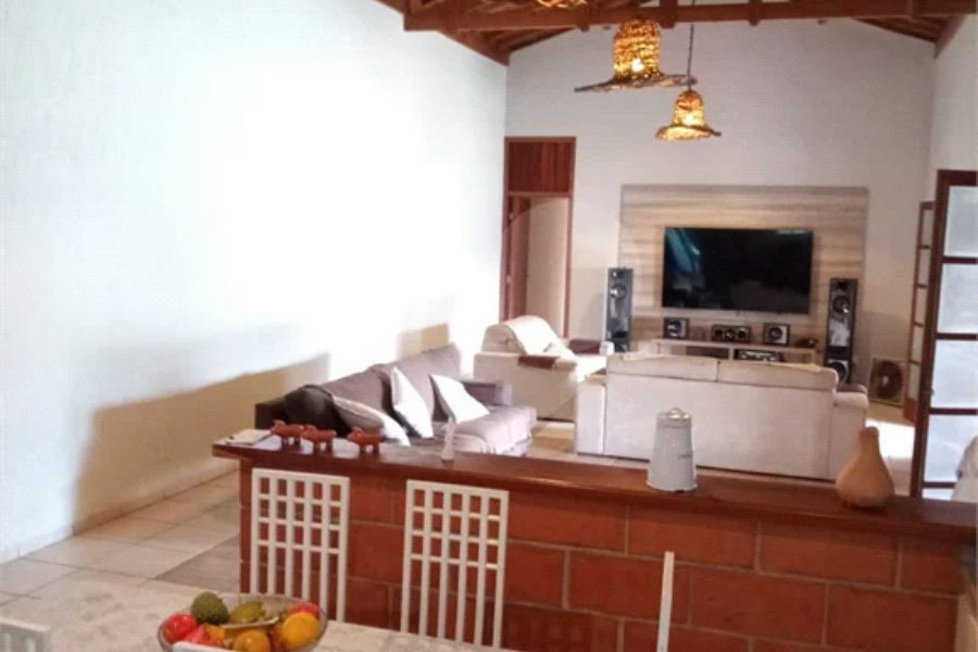 Chácara à venda. Ampla área de lazer. Aceita permuta com apartamento na praia