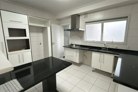 Apartamento de 155 m² com 4 dormitórios, varanda e 2 vagas de garagem. Condomínio com piscinas adulto, infantil e aquecida, lazer e portaria 24 horas.