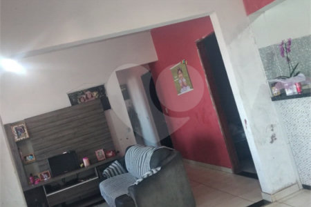 Sobrado 3 quartos e área comercial em baixo.