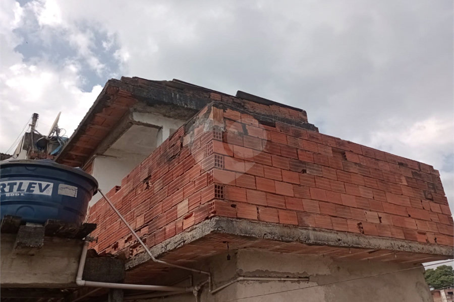 Terreno com 6 casas em 293m² de área total.