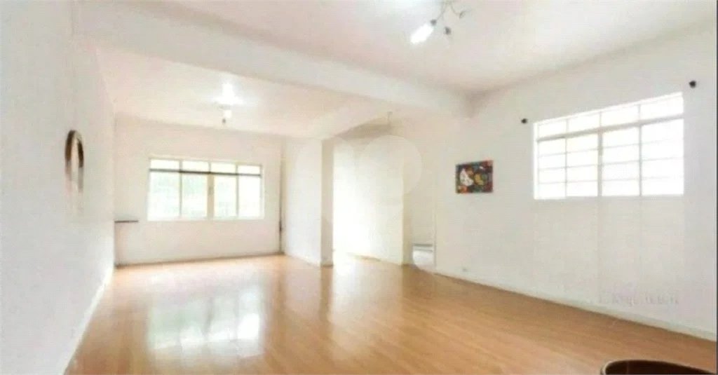 Sobrado à venda na Mooca de 212m² com 2 dormitórios, 1 suíte e 2 vagas.