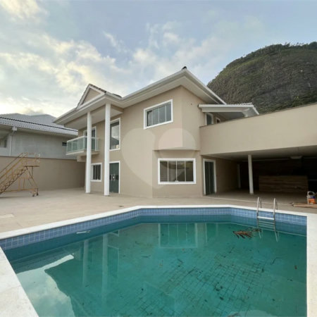 Casa à venda com 4 quartos, sendo 2 suítes,  no condomínio Pedra Mar, Rio de Janeiro - RJ