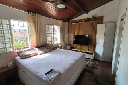 Casa à Venda no Santa Marta com 3 Suítes e Piscina