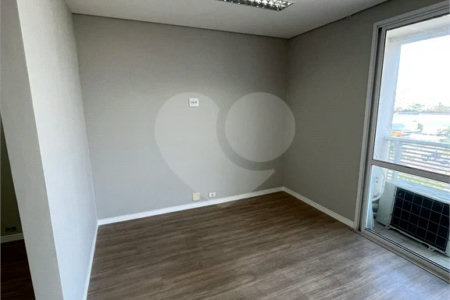 Conjunto comercial com 60m² , 1 banheiro , 2 vagas de garagem , à venda na Vila Leopoldina.