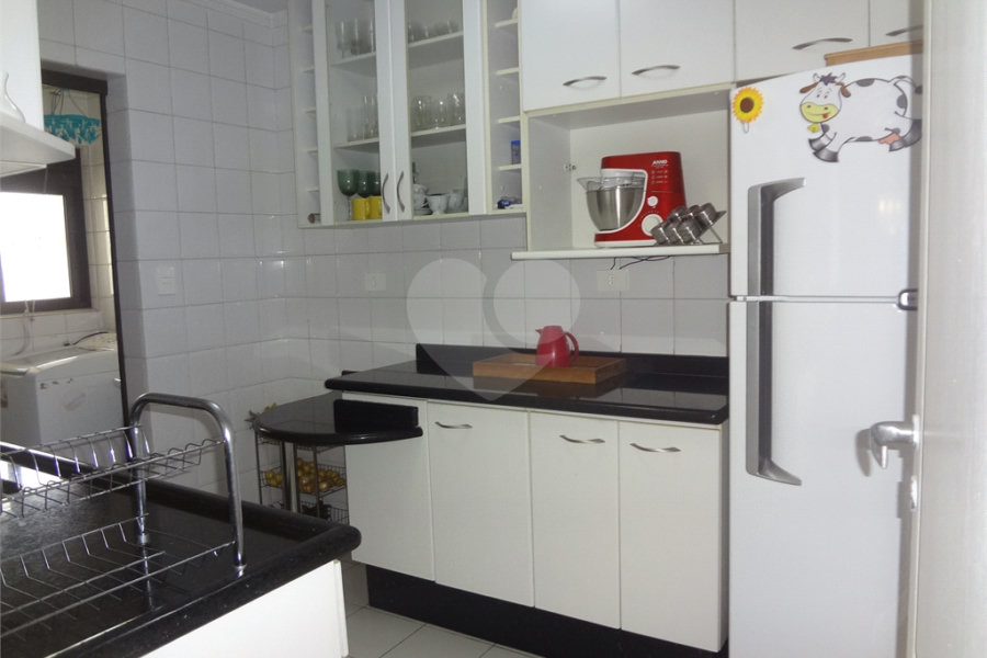 COBERTURA COM PISCINA E CHURRASQUEIRA NA CASA VERDE.
