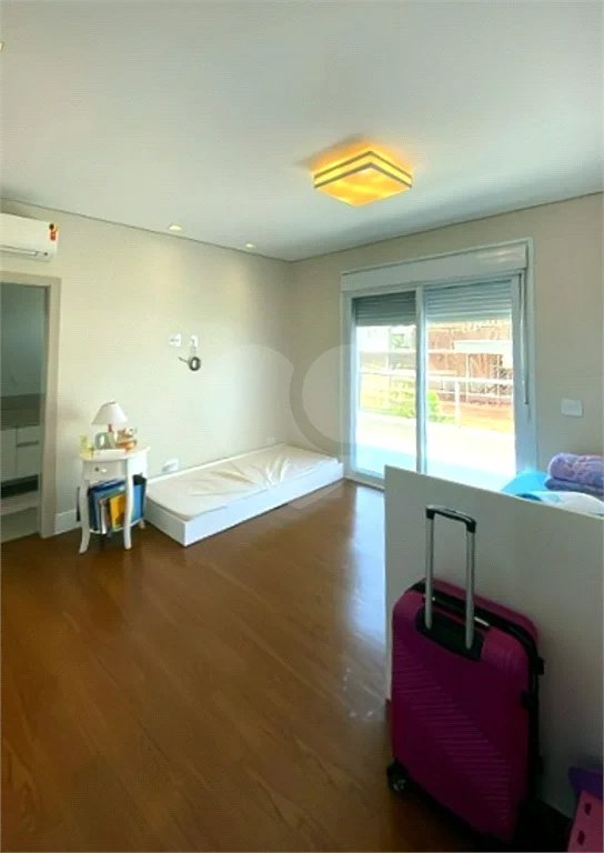 Casa de Alto Padrão em Condomínio com 4 suítes.