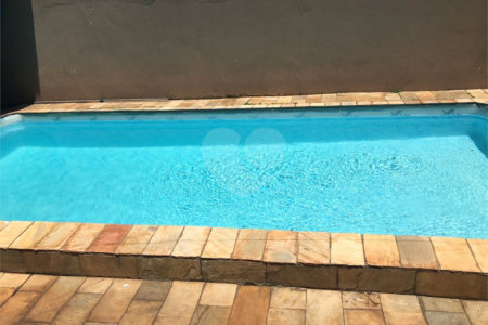 Casa térrea com piscina e 3 quartos.