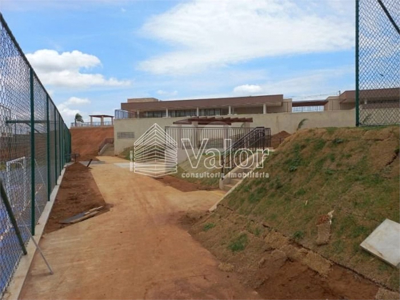 Terreno plano no Condomínio Villeneuve, com 250,00 m² de área total.