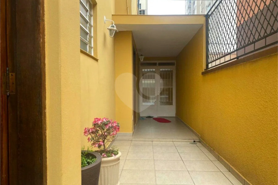 Sobrado à venda com 150 metros de área util e possui 3 dormitórios, sendo 1 suíte.