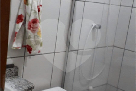 Casa térrea com 3 dormitórios, sendo 1 suíte.