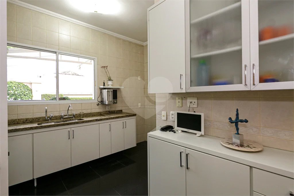 Casa à venda ou para alugar com 5 quartos, sendo 3 suítes, no condomínio Villa Florida, São Paulo - SP