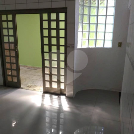 Casa térrea no Loteamento Habitacional São Carlos 1, sendo 3 Dormitórios e 1 suíte