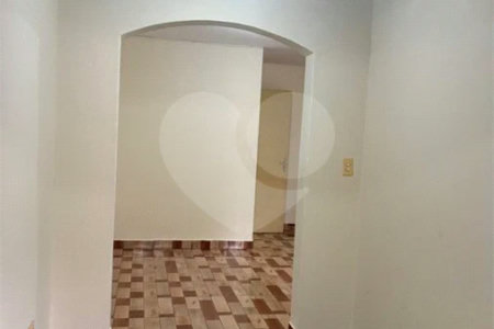 São Paulo - Capital - Bairro Santa Cruz - R4 495.000,00 - Aceita permuta por imóvel na cidade de Indaiatuba- Sp - Sobrado em rua residencial sem saída e com praça particular. O imóvel possui 2 quartos — 1 suíte com dois ambientes e acesso a hall externo. Sala ampla, cozinha com dois ambientes