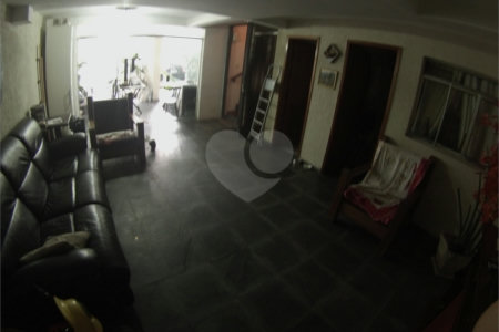 Sobrado com 4 quartos sendo 2 suítes.