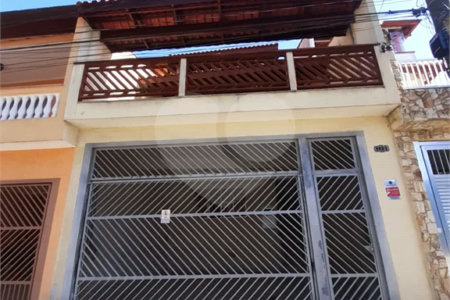 Casa com 250m², 4 dormitórios, 2 vagas.