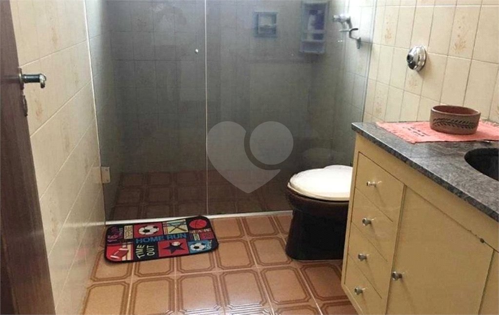 Casa térrea com 3 dormitórios, sendo 2 suítes.