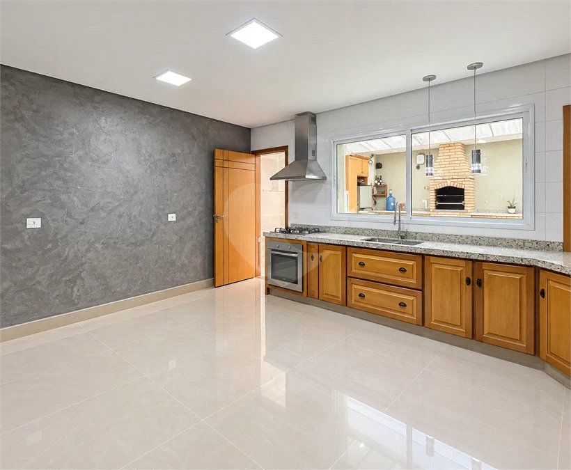 Sobrado geminado com 185 m², 3 suítes, closet, 4 vagas, área gourmet, sótão, energia solar, aquecimento de água e sistema completo de segurança.