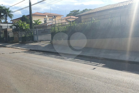 Casa térrea para locação e venda no Condomínio Mont Carlo I