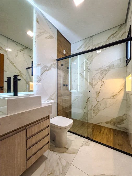 Indaiatuba - Condomínio Milano - Sobrado - 350 m² de terreno - 240 m² de área construída - 4 vagas de garagem, sendo 2 cobertas - Salas de estar e jantar integradas - 3 suítes com closet e varanda no pavimento superior - Escritório no térreo - Espaço gourmet com churrasqueira - Banheiro externo