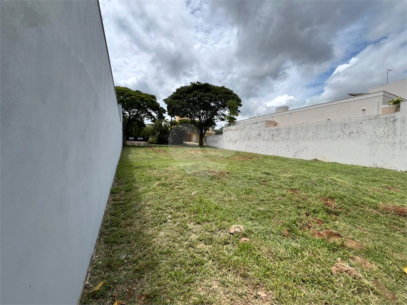 Terreno em condomínio fechado com 512 metros