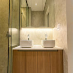 Indaiatuba - Condominio Sapezal - R$ 2.400.000,00 - Área Total 360,00 m² - Área Construída 213,32 m² - TÉRREA - 03 suítes sendo a master com closet; - Escritório; Lavabo; Cozinha com cooktop e planejados; Gourmet com churrasqueira; Ambientes preparados para ar condicionado; Piscina com cascata,