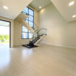 Indaiatuba - Condomínio Milano - Sobrado - 350 m² de terreno - 240 m² de área construída - 4 vagas de garagem, sendo 2 cobertas - Salas de estar e jantar integradas - 3 suítes com closet e varanda no pavimento superior - Escritório no térreo - Espaço gourmet com churrasqueira - Banheiro externo