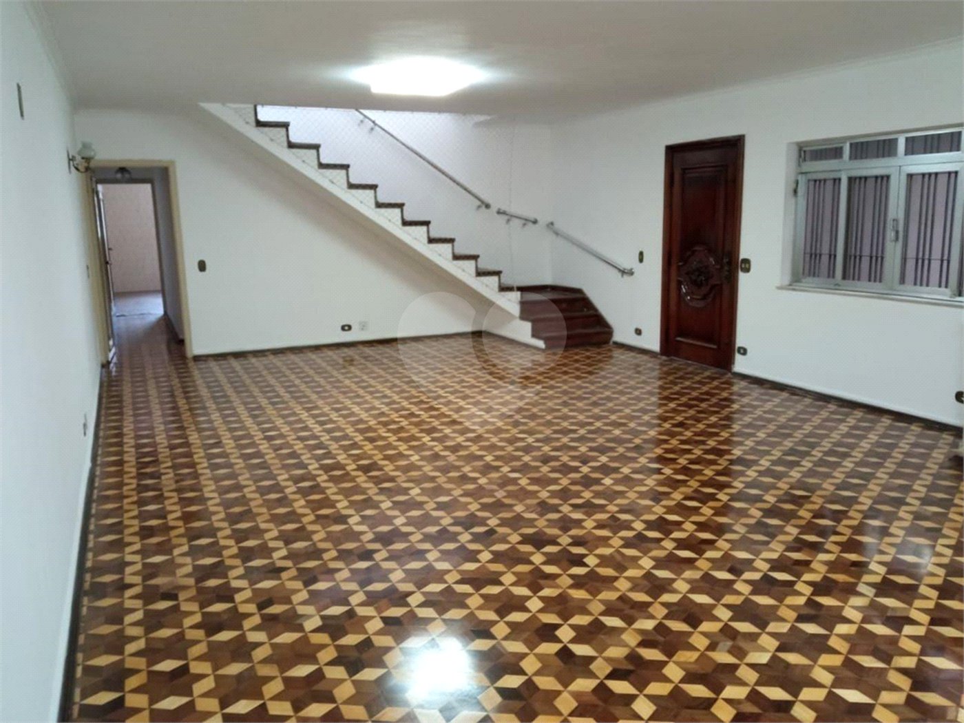 Excelente Sobrado com 04 suítes. Venha fazer uma visita.