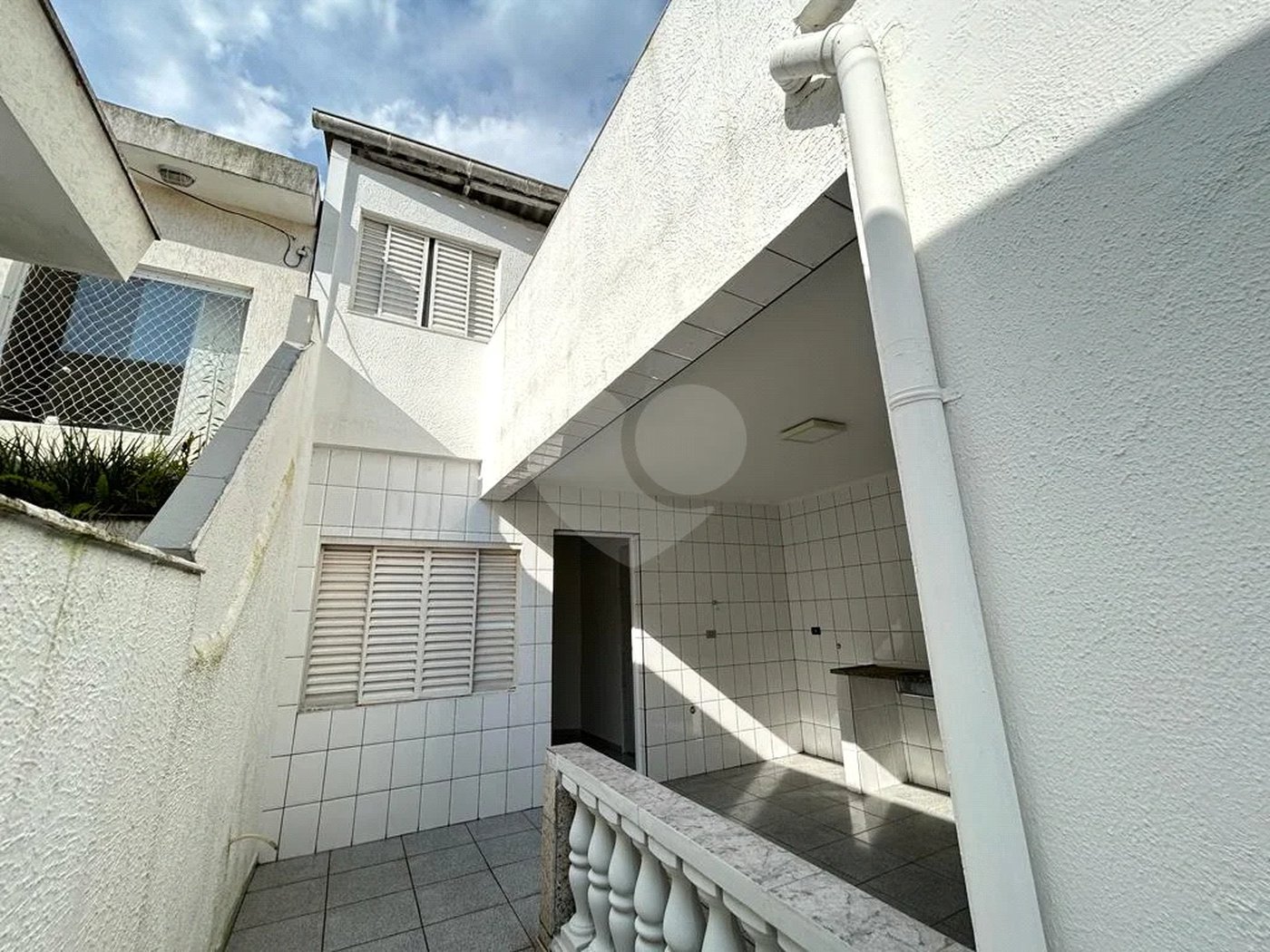 SOBRADO PARA LOCAÇÃO NO PARQUE DOMINGOS COM 03 DORM 01 SUITE 02 VAGAS DE GARAGEM