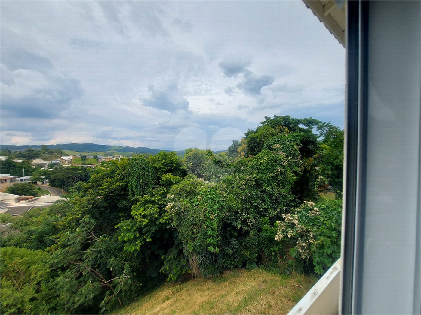 Sobrado à venda com 3 quartos, sendo 1 suíte, em Vila Omízollo, Louveira, SP