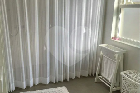 Sobrado no Condomínio Damha II.