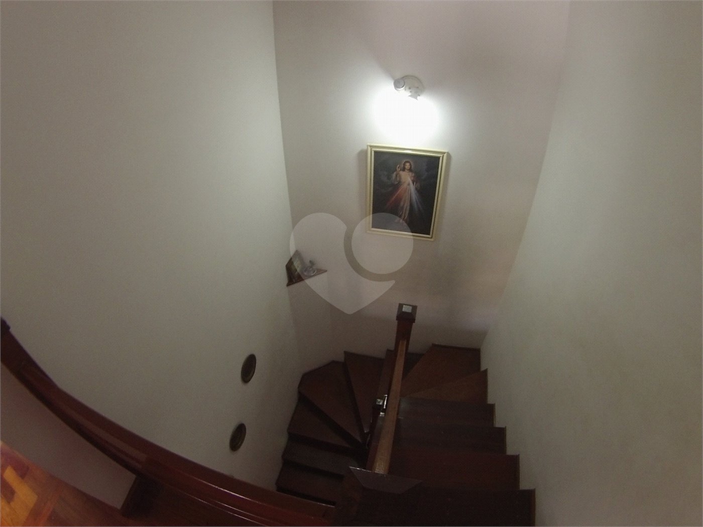 Sobrado com 4 quartos sendo 2 suítes.