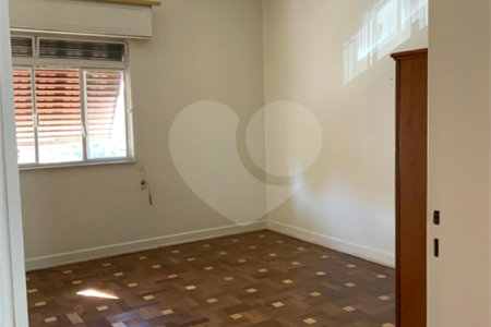 Casa à venda na Aclimação de 190m² com 3 dormitórios e 2 vagas.