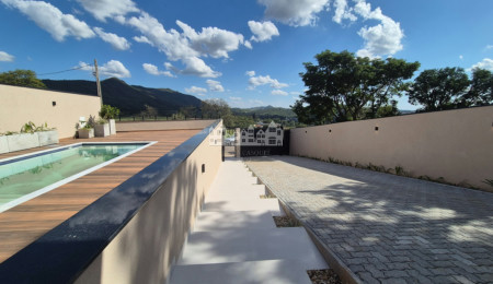 Casa térrea moderna com piscina privativa à venda no Jardim dos Pinheiros, em Atibaia