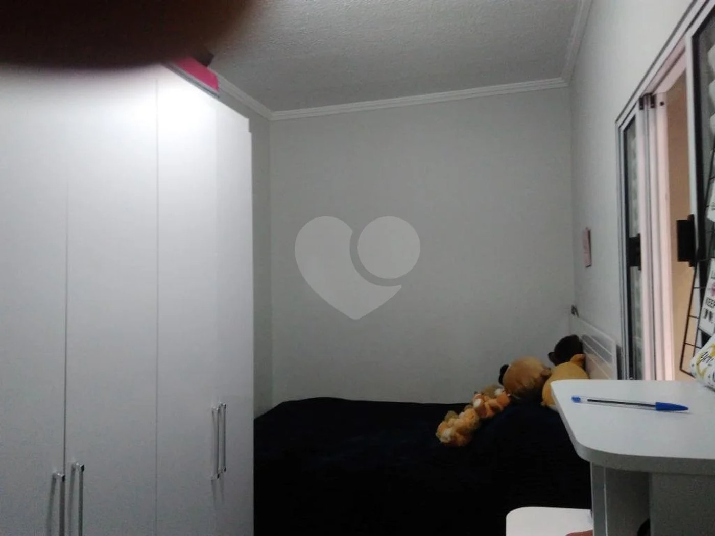 3 dormitórios, 2 suítes, banheiro, sala, cozinha ampla e 2 vagas de garagem