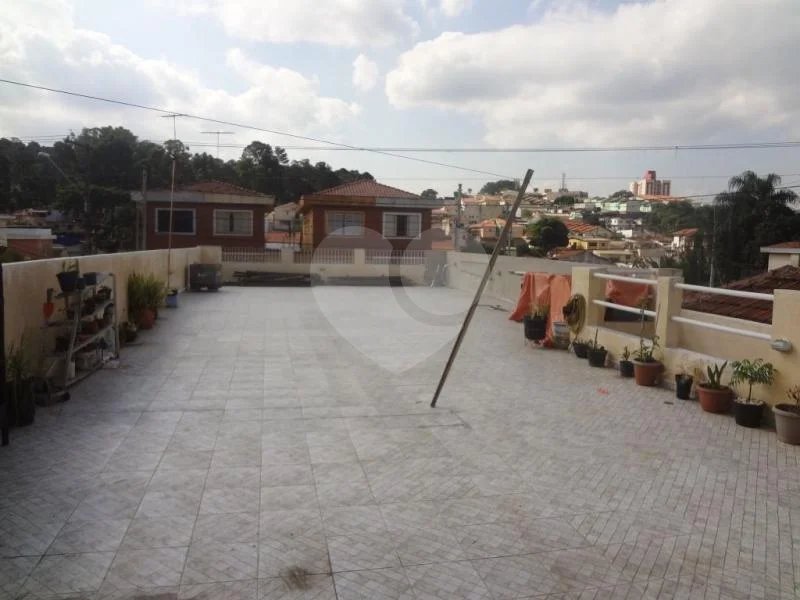 Casa térrea à venda na Vila Mazzei, em rua tranquila