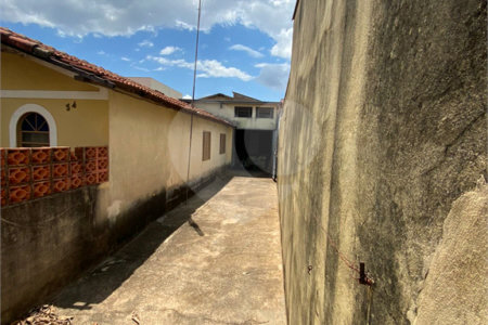 Casa Térrea com 3 dormitórios.