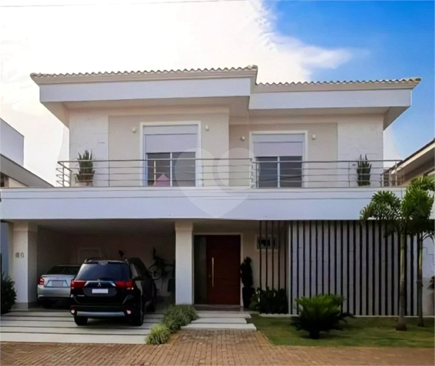 Casa de Alto Padrão em Condomínio com 4 suítes.