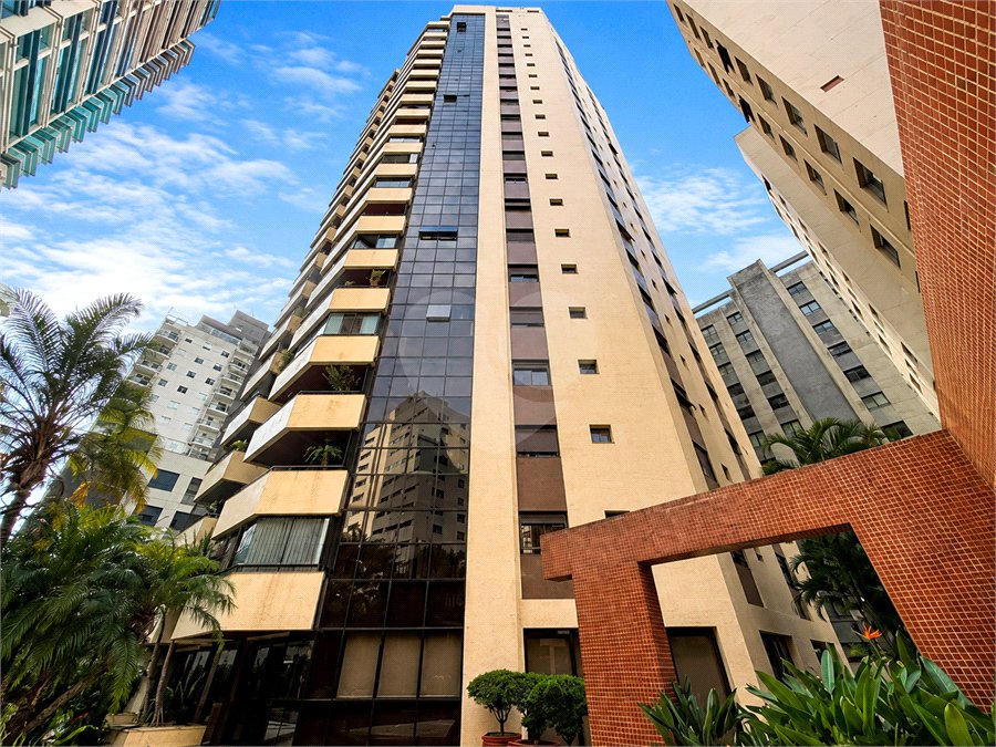 Apartamento de 184 m² em andar alto com 4 dormitórios e 3 vagas em Perdizes