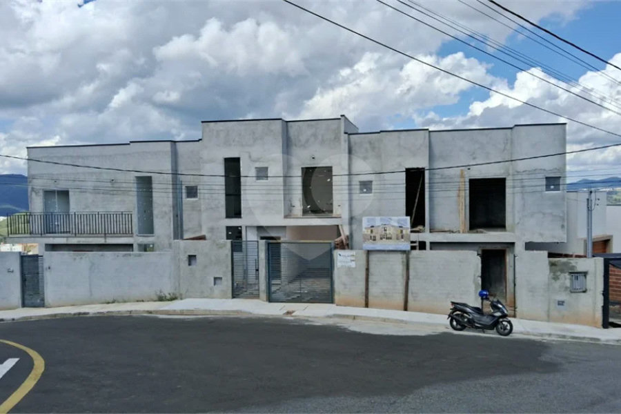 Sobrado moderno com 2 Suítes e vista Privilegiada no Jardim Bandeirantes, Poços de Caldas