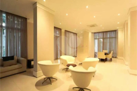 Apartamento de 306m² na melhor região de Moema, 3 suítes, 5 vagas, varanda gourmet, depósito, fora de rota