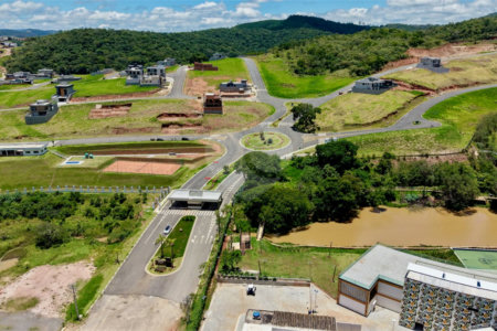 Casa térrea 3 dormitórios (3 suítes), espaço gourmet, piscina, 2 vagas garagem, condomínio fechado com ampla área lazer