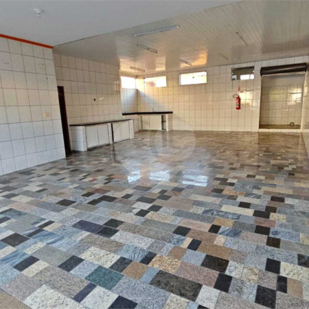 ?Oportunidade Única em São Carlos: Salão Comercial + Casa Independente nos Fundos – Ideal para Investidores!