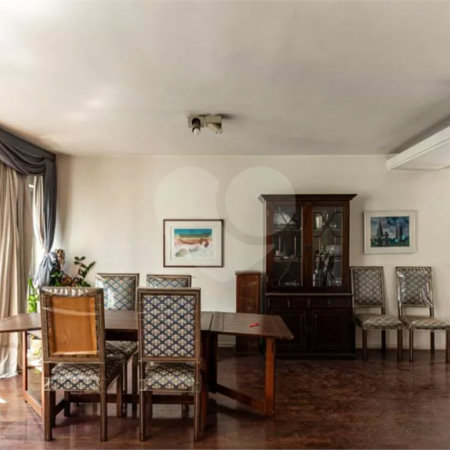 Este elegante apartamento em Higienópolis oferece 224m² de área muito bem distribuída, perfeito para quem valoriza conforto
