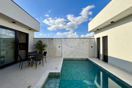 Indaiatuba - Sp - Condominio Maria Candida - R$ 2.250.000,00 - 3 suítes, sendo 1 master com closet e banheiro com duas cubas e dois chuveiros - Escritório - Piscina em Alvenaria aquecida e Hidro com Iluminação - Ar Condicionado instalado em todos os quartos, escritorio, sala e area gourmet