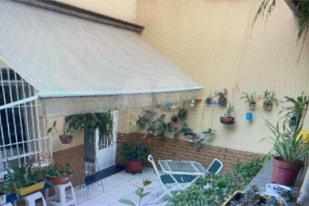 Sobrado na Mooca com 246m2 com 3 dorm e 2 vagas.
