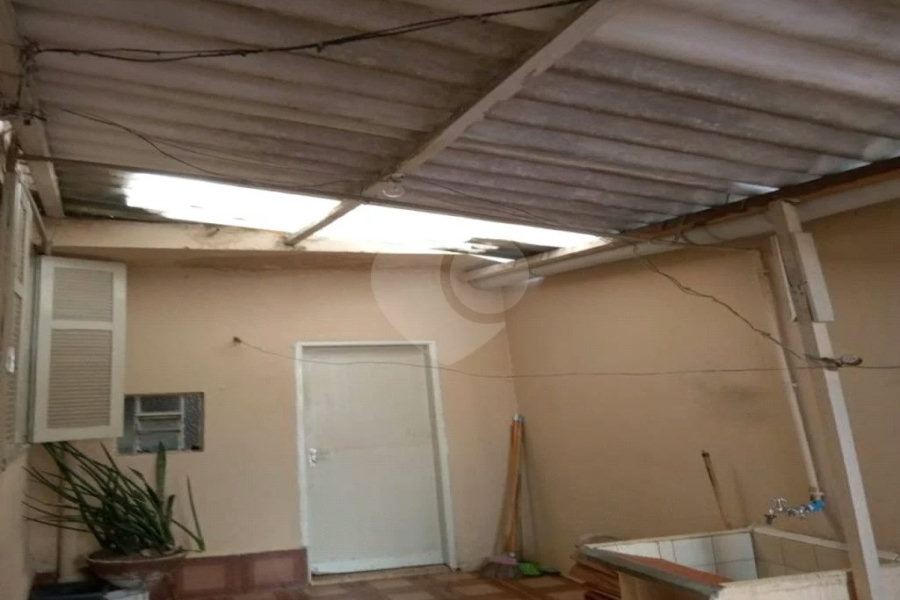 Sobrado grande com 2 garagens, 4 dormitórios.