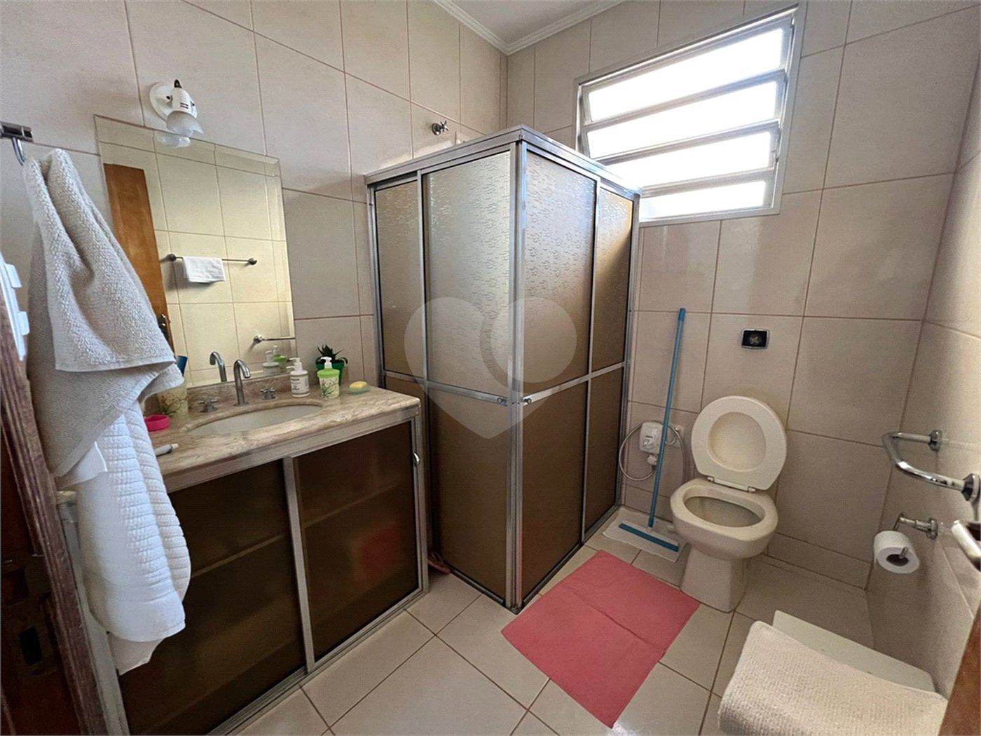 Ampla casa no condomÍnio Parque Fehr, contendo: