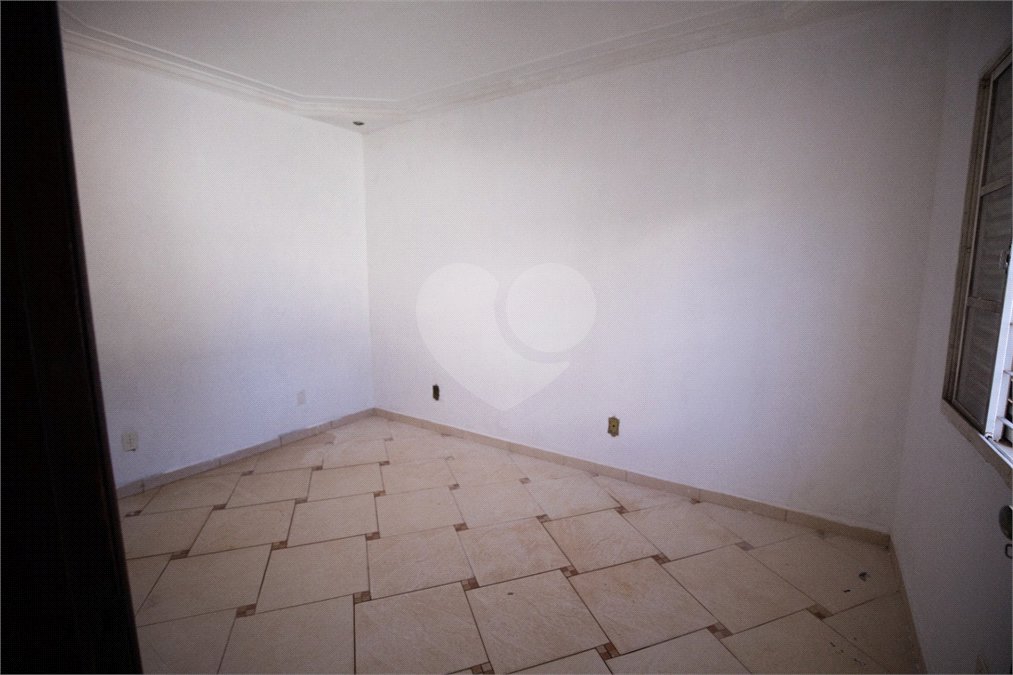 Casa com 4 Dormitórios e área de lazer com piscina
