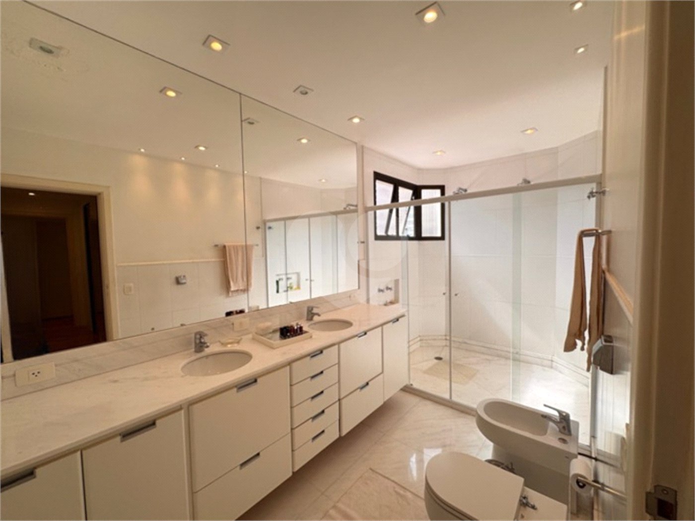 Higienópolis: Apartamento de 350 m2, 4 suítes, 5 vagas.